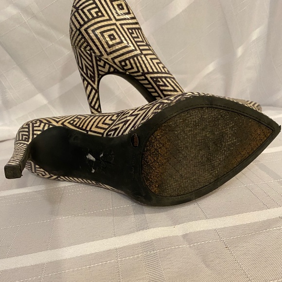 Jessica Simpson Brynn Off-White and Black Print Platform Pumps. Size 8.5 - Picture 5 of 5